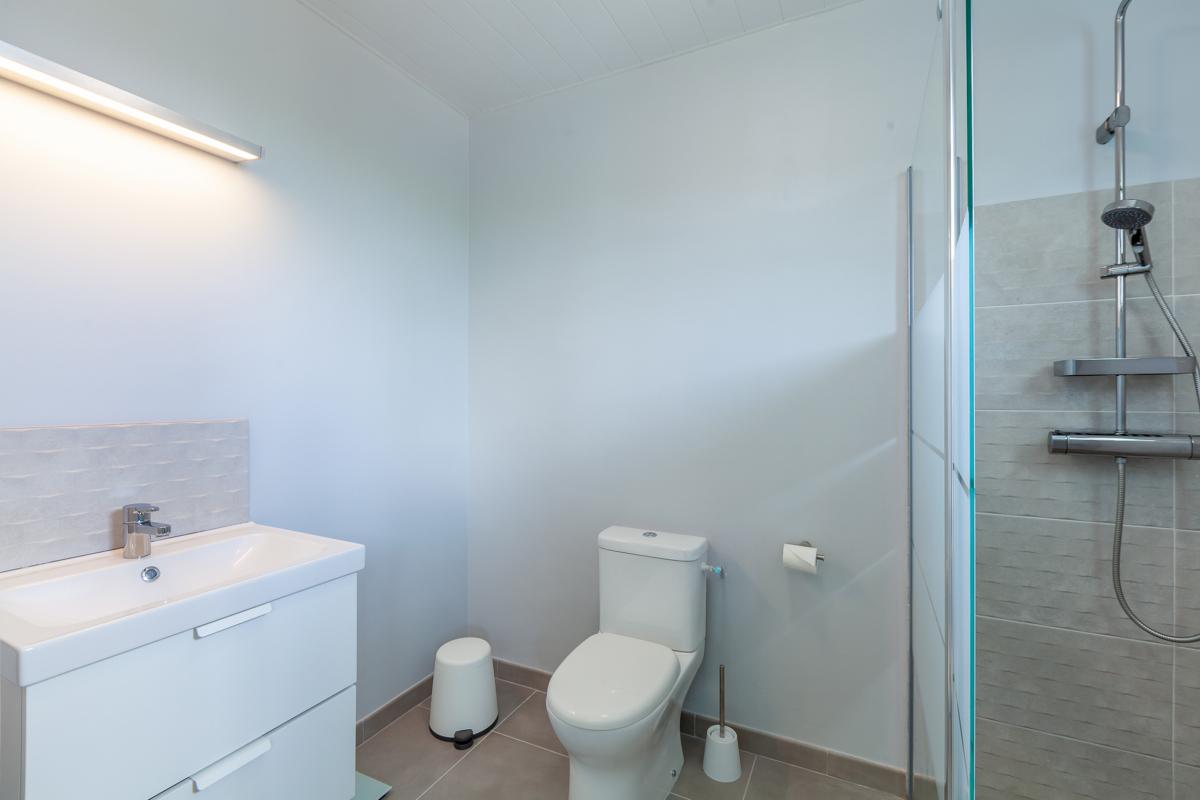 17 Location-villa-piscine-vue-mer-trois-ilets_la-salle-d-eau-chambre-1